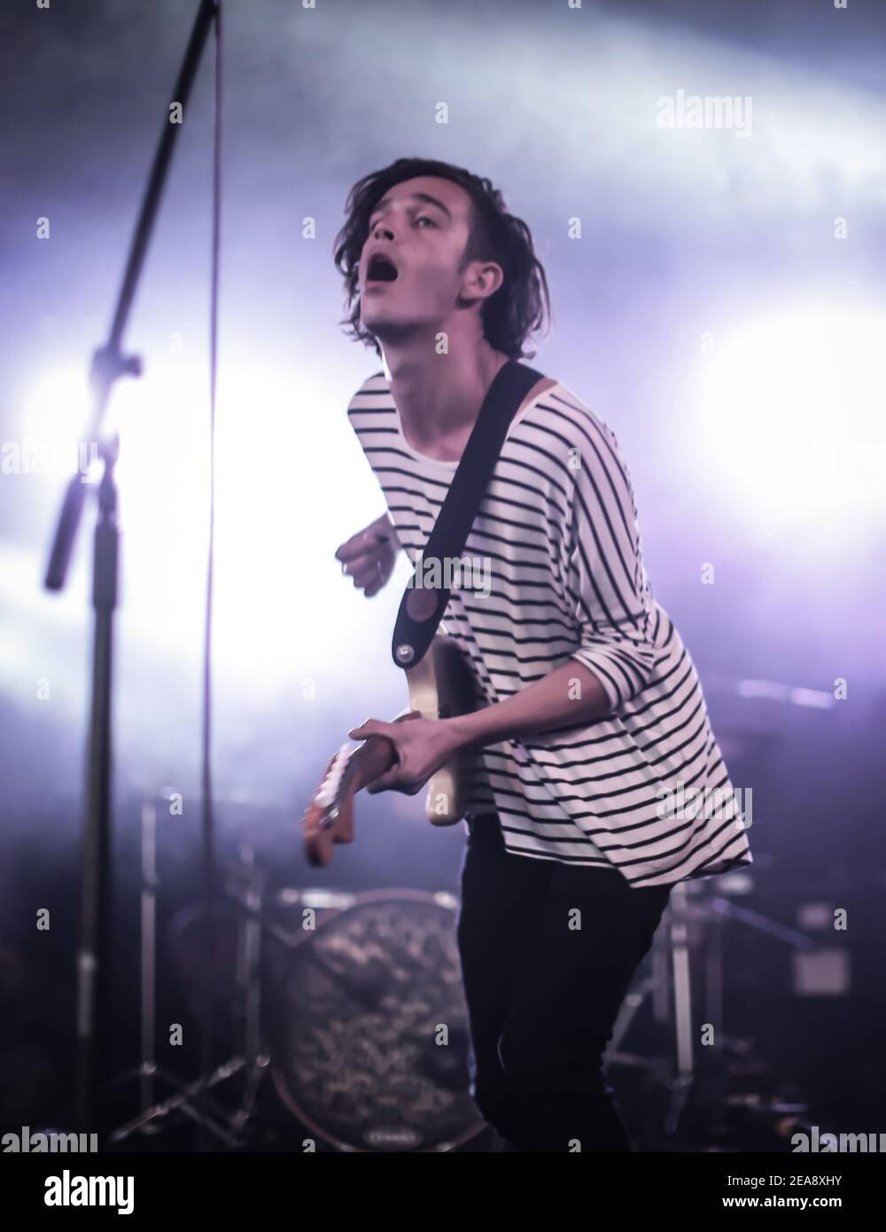 Matthew Healy del 1975, che ha fatto da headliner al Lake Stage l'ultimo giorno del festival Latitude 2013 a Suffolk, Inghilterra Foto Stock