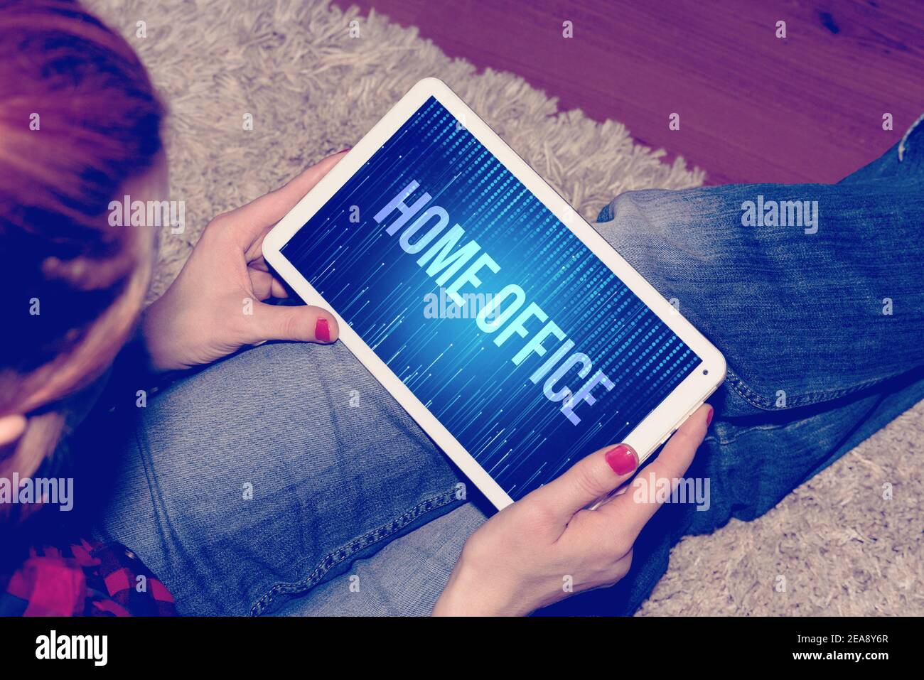 Una donna, un tablet PC e un ufficio domestico Foto Stock