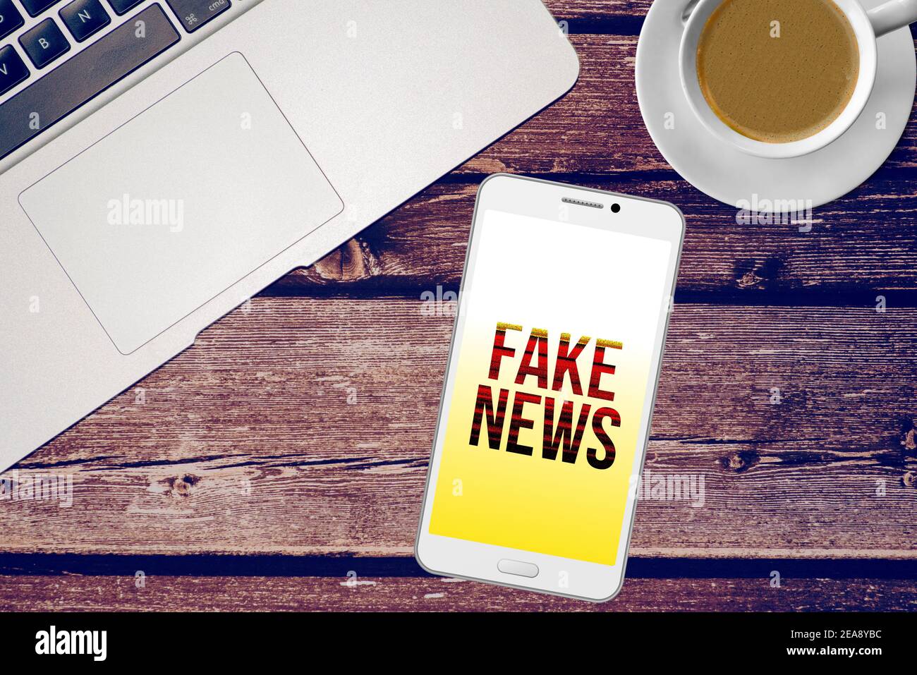 Computer, smartphone e notizie false Foto Stock