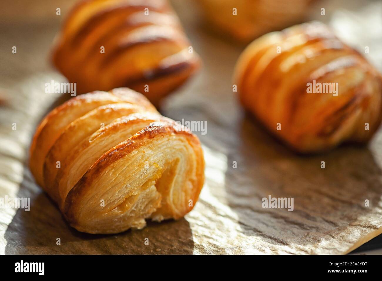 Primo piano croissant caldi fatti in casa dal forno Foto Stock