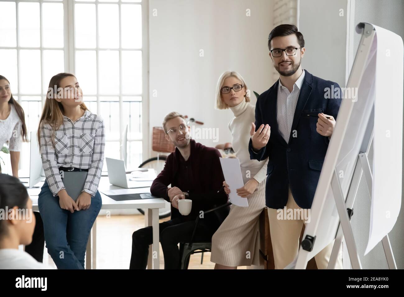 Riunione del team aziendale nella sala riunioni per discutere dei risultati delle vendite Foto Stock