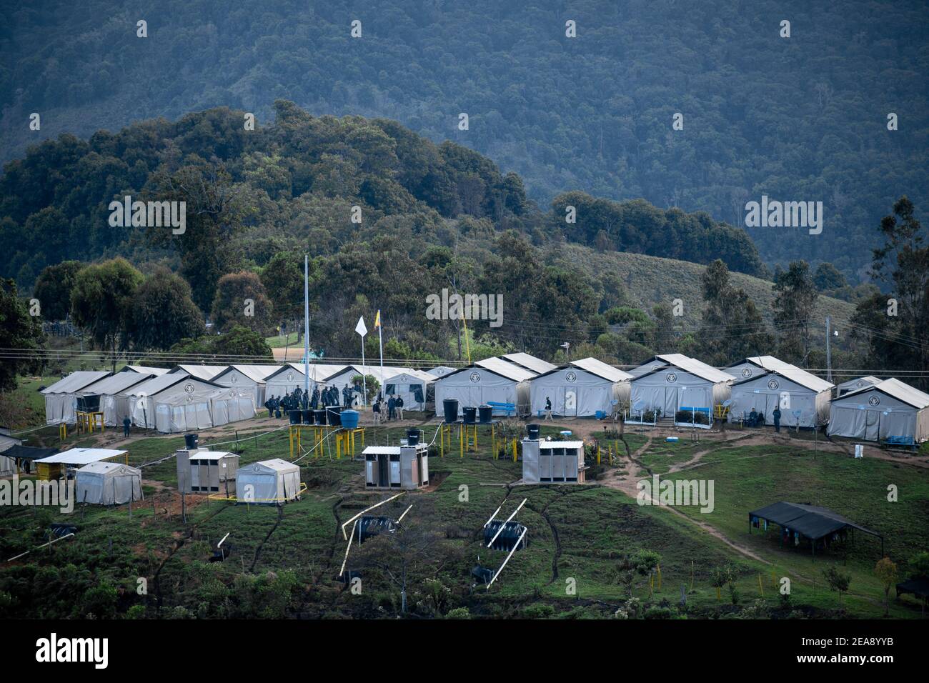 Huila, Colombia. 03 Feb 2021. Tende di Battaglione numero 5 per sminare si trovano nella giungla colombiana. Il team lavora con 550 membri nei distretti di Huila e Putumayo. Credit: Martina Jimenez G/dpa/Alamy Live News Foto Stock