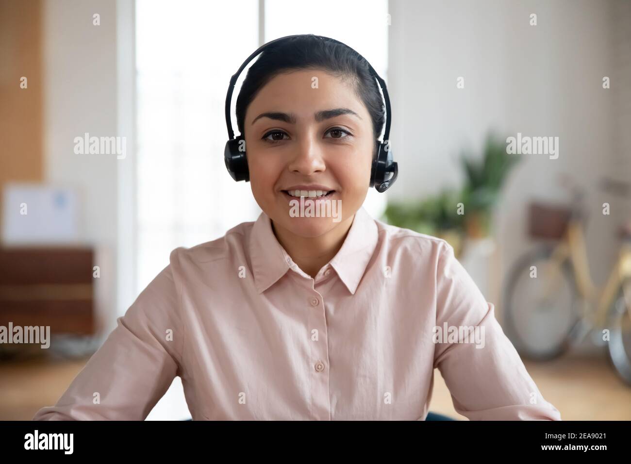 Insegnante felice che conduce la classe in linea da casa Foto Stock