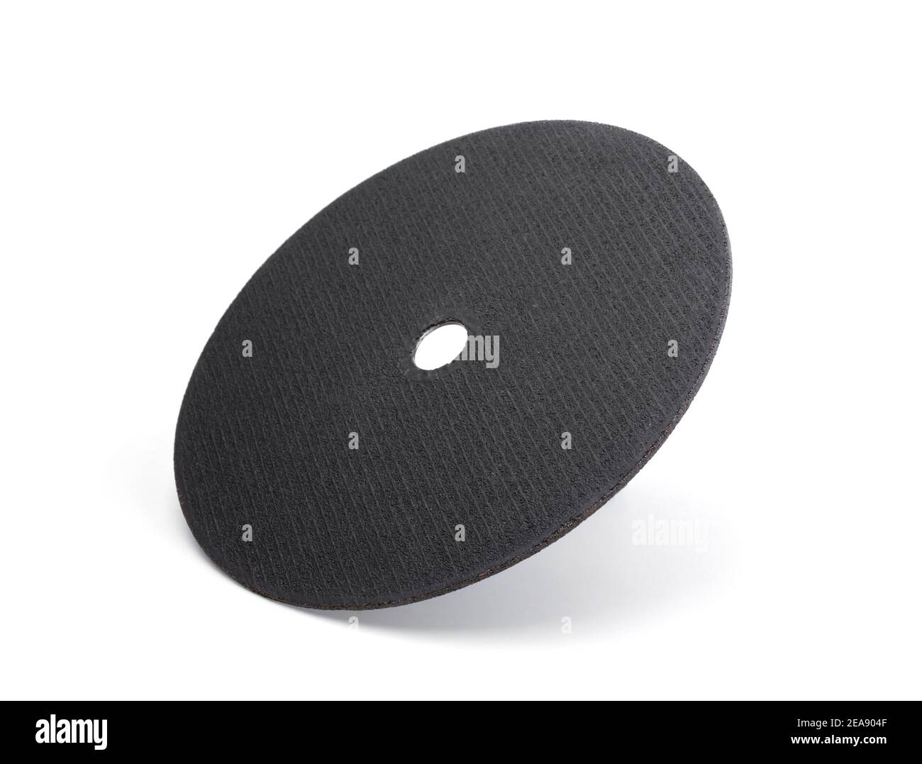 Disco abrasivo nero grande isolato su bianco. Foto Stock