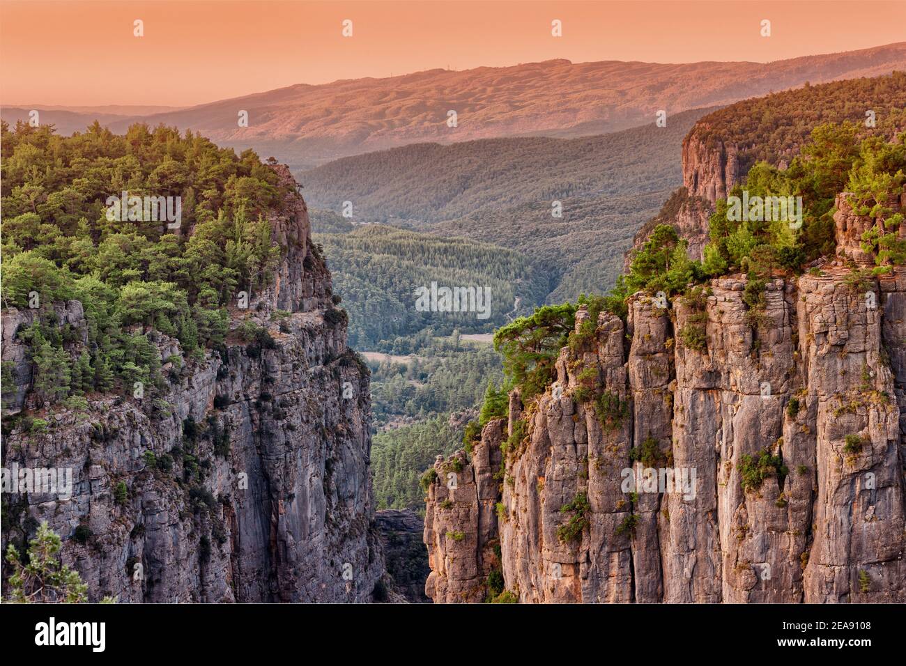 Vista panoramica saturata e contrastante del canyon di Tazi nel Parco naturale di Koprulu in Turchia. Meraviglie naturali e attrazioni turistiche Foto Stock