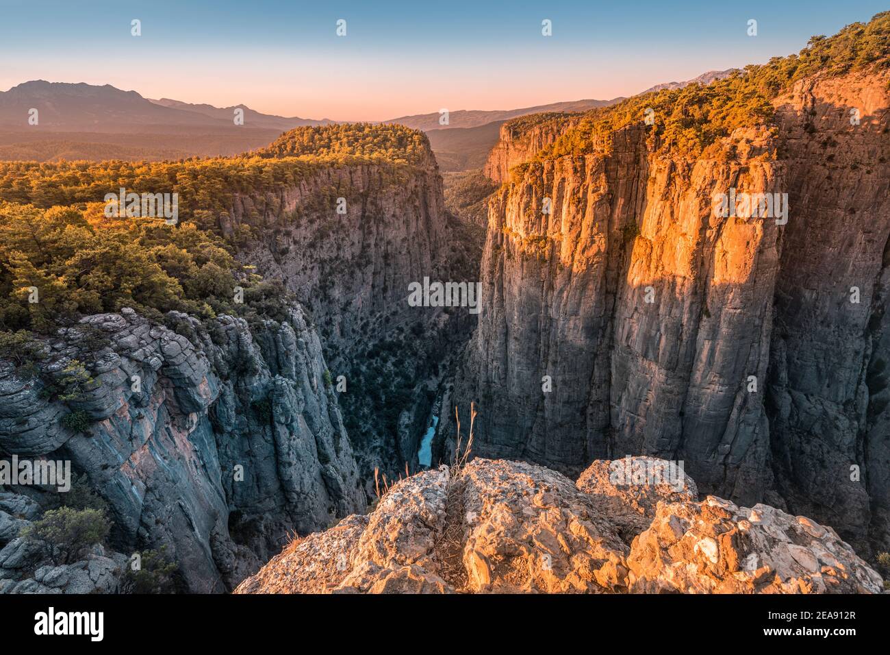 Vista panoramica saturata e contrastante del canyon di Tazi nel Parco naturale di Koprulu in Turchia. Meraviglie naturali e attrazioni turistiche Foto Stock