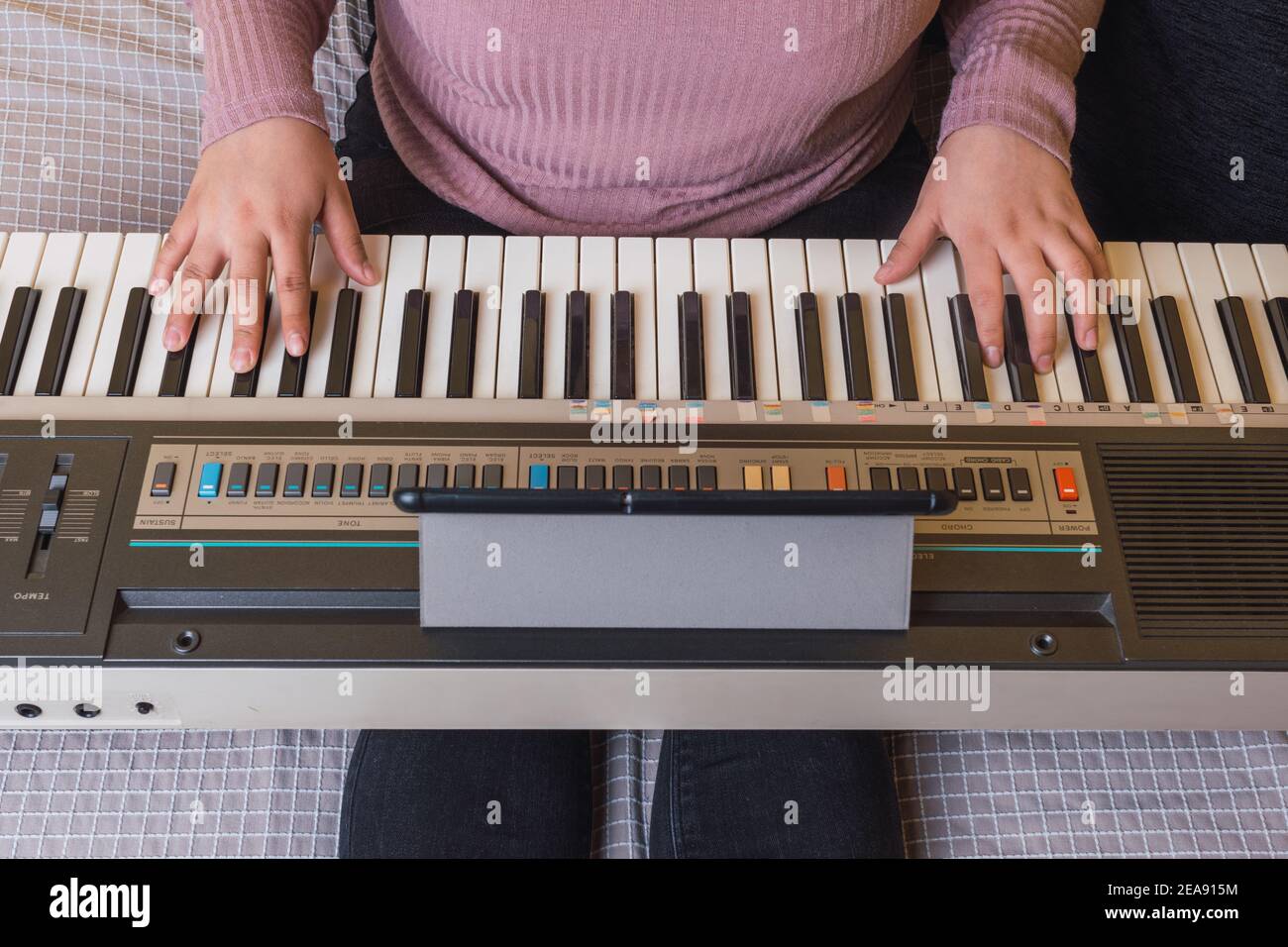 Uomo che suona il pianoforte e usa il suo tablet con spartiti su Foto stock  - Alamy