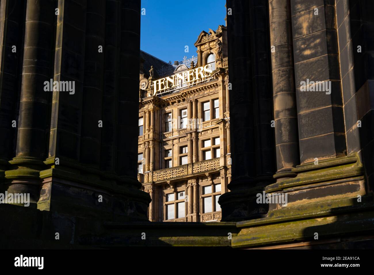 Vista del grande magazzino Jenners visto dallo Scott Monument su Princes Street Edimburgo. Il negozio chiuderà definitivamente nel 2021. Scozia, Regno Unito Foto Stock