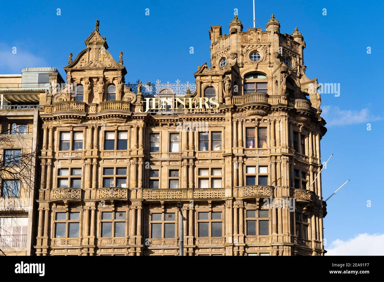 Vista dei grandi magazzini Jenners su Princes Street Edinburgh. Il negozio chiuderà definitivamente nel 2021. Scozia, Regno Unito Foto Stock Vista dei grandi magazzini Jenners su Princes Street Edinburgh. Il negozio chiuderà definitivamente nel 2021. Scozia, Regno Unito Foto Stock