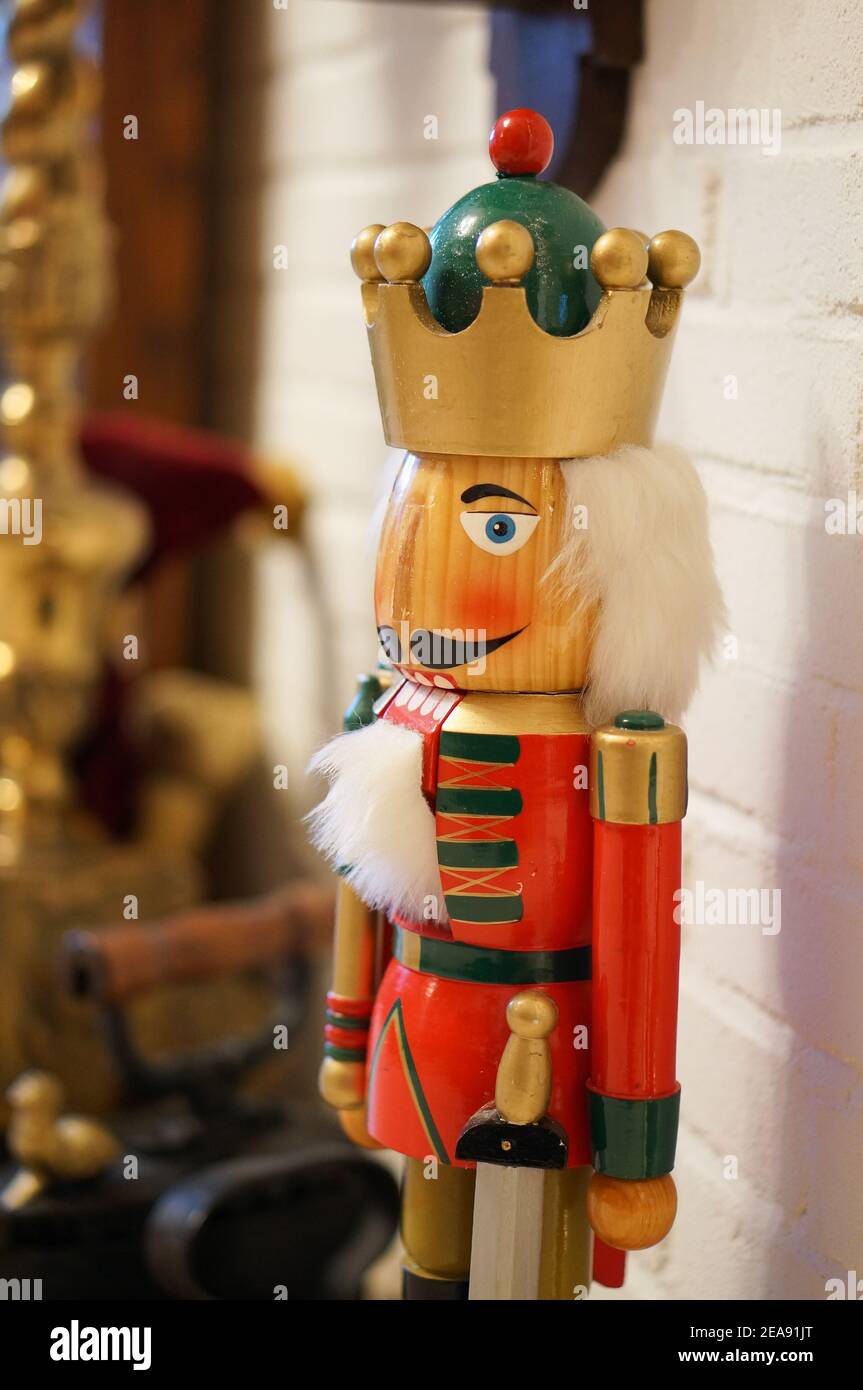 Fuoco selettivo verticale della figura di legno del nutcracker Foto Stock