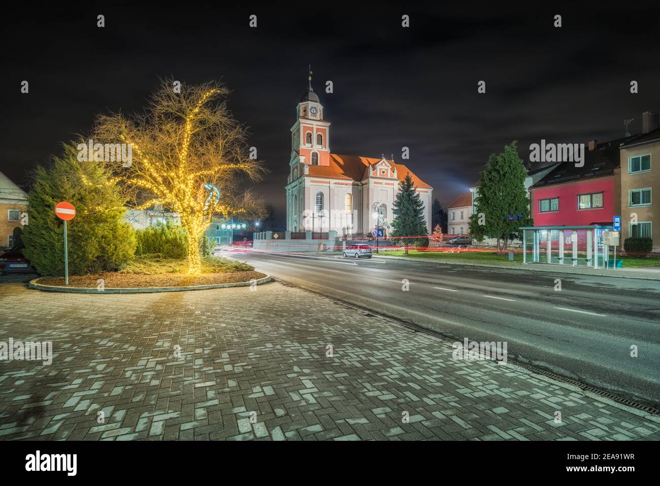 PRóSZKóW, POLONIA - 31 gennaio 2021: Proszkow, Opolskie Voivodato, centro della città di notte Foto Stock