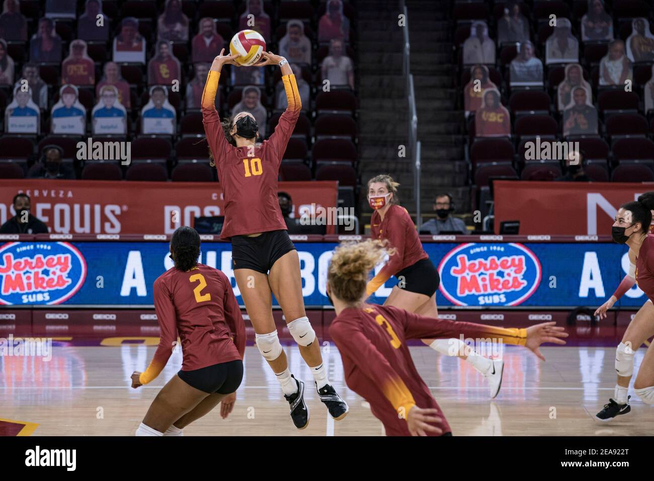 Il setter dei Trojans della California del Sud Raquel Lazaro (10) mette la palla durante una partita di pallavolo femminile dell'NCAA contro gli Oregon Ducks, domenica 7 febbraio, Foto Stock