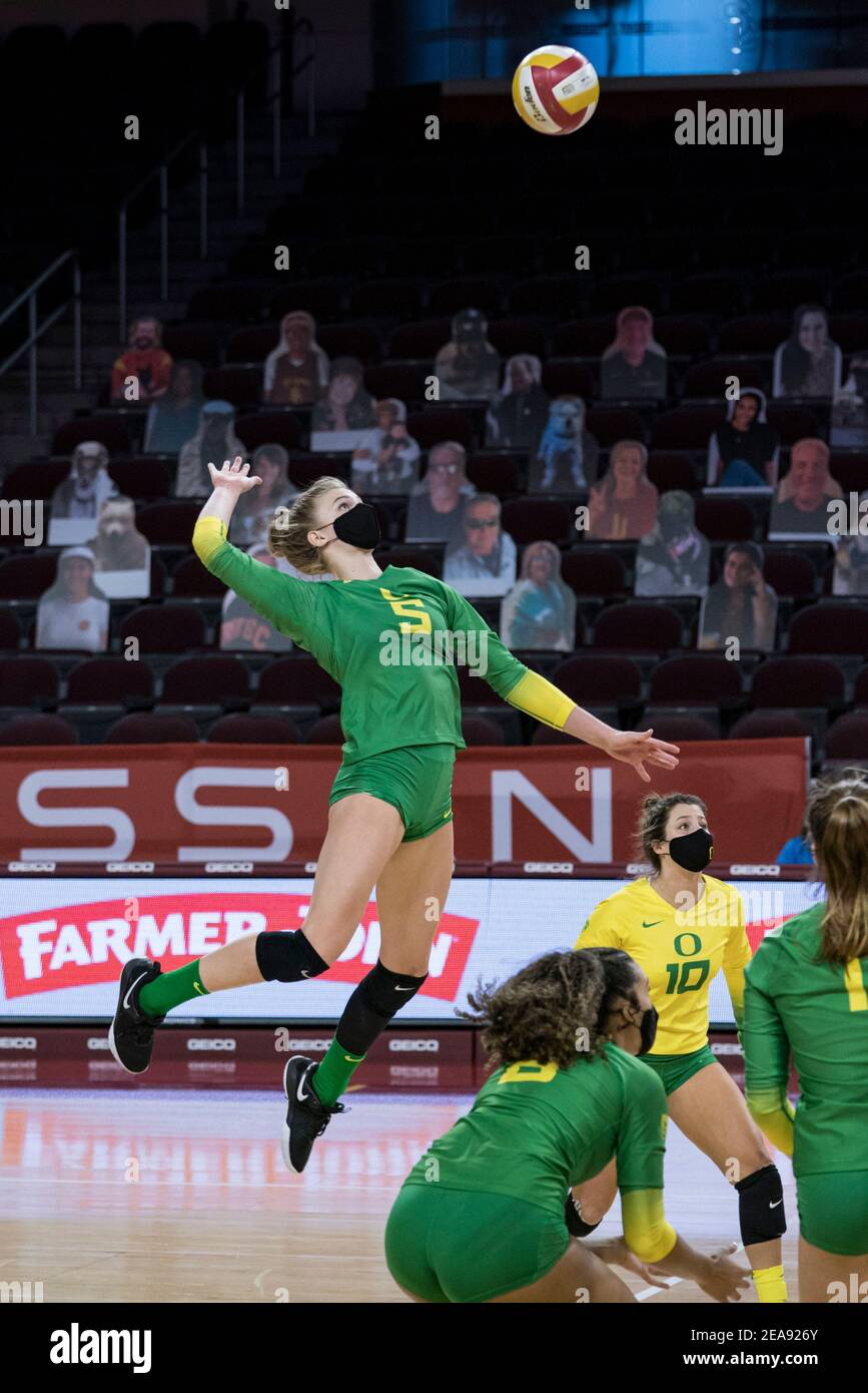 Oregon Ducks fuori hitter Brooke Nuneviller (5) va per l'uccisione durante una partita di pallavolo femminile NCAA contro i Trojan della California meridionale, S. Foto Stock