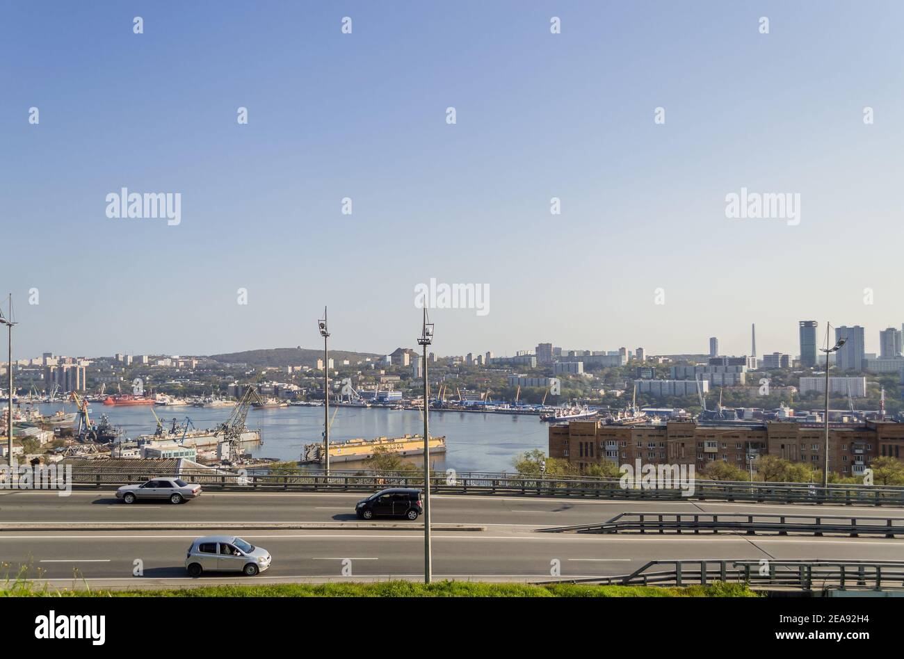 Vladivostok, Russia - 08 ottobre 2020: Macchine in movimento corno d'oro baia e vista del paesaggio urbano in giornata di sole Foto Stock