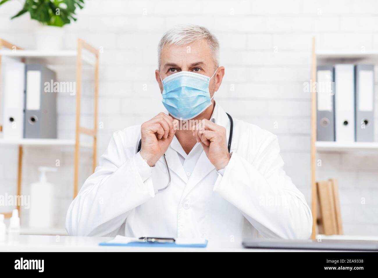 Operatori sanitari e medicina moderna in coronavirus covid-19 pandemia Foto Stock