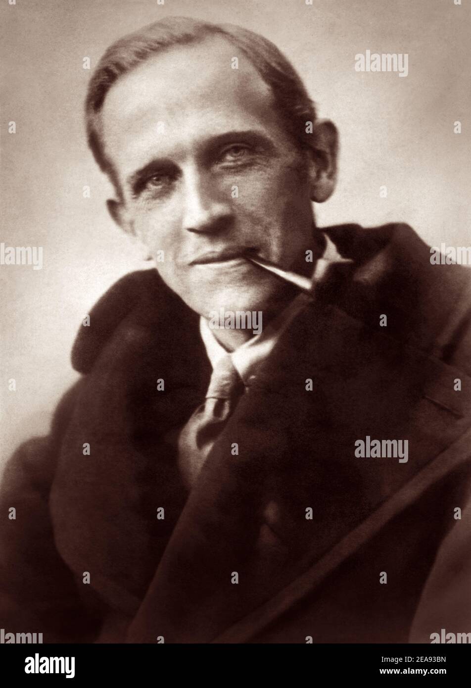 A. (Alan Alexander) Milne (1882–1956), autore, poeta e drammaturgo inglese, meglio conosciuto per i suoi libri sull'orso da tè Winnie-the-Pooh e per varie poesie, in un ritratto del 1926. Foto Stock