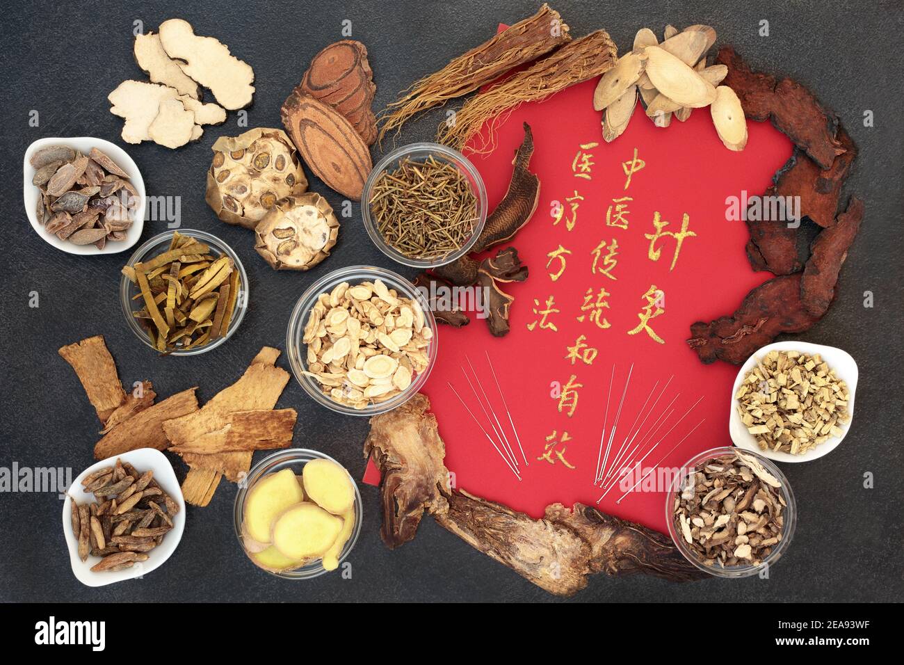Medicina tradizionale cinese a base di erbe, aghi di agopuntura e calligrafia script. Concetto di assistenza sanitaria. Foto Stock