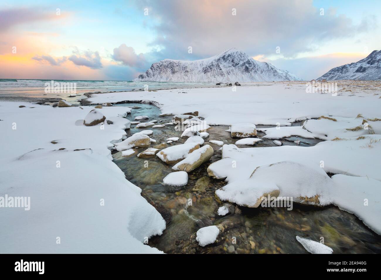 Incredibile mattina invernale al mare settentrionale, neve e montagne. Regione scandinava, Norvegia, Isole Lofoten, Europa Foto Stock