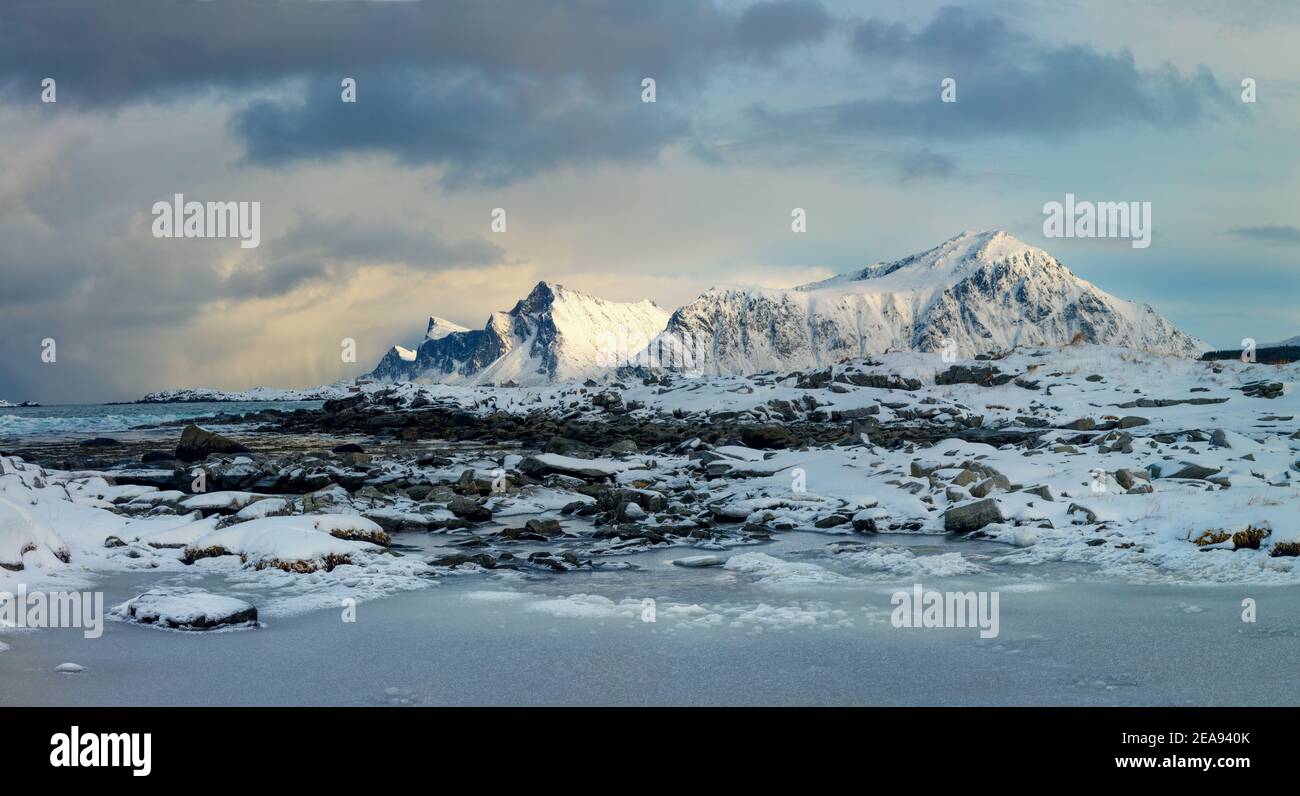 Isole Lofoten, Norvegia. Paesaggio panoramico di montagne invernali, cielo suggestivo e mare ftozzy. Paesaggio invernale della Norvegia, Europa Foto Stock