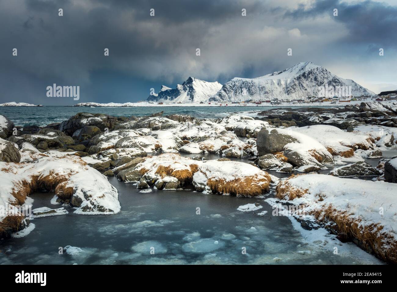 Vista delle isole Lofoten, Norvegia. Paesaggio panoramico di montagne invernali, cielo suggestivo e mare. Fotografia a lunga esposizione. Paesaggio invernale al Mo Foto Stock