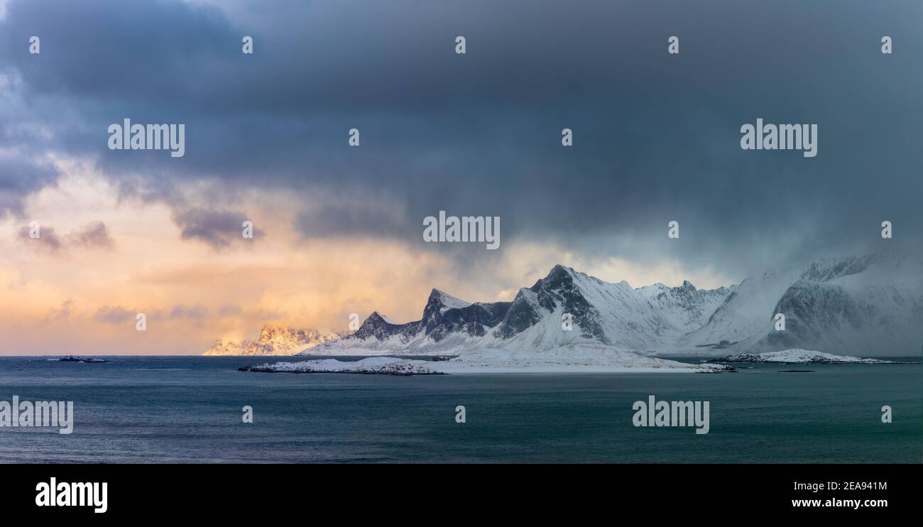 Isole Lofoten, Norvegia. Paesaggio panoramico di montagne invernali, cielo suggestivo e mare. Fotografia a lunga esposizione. Paesaggio invernale al mattino ti Foto Stock