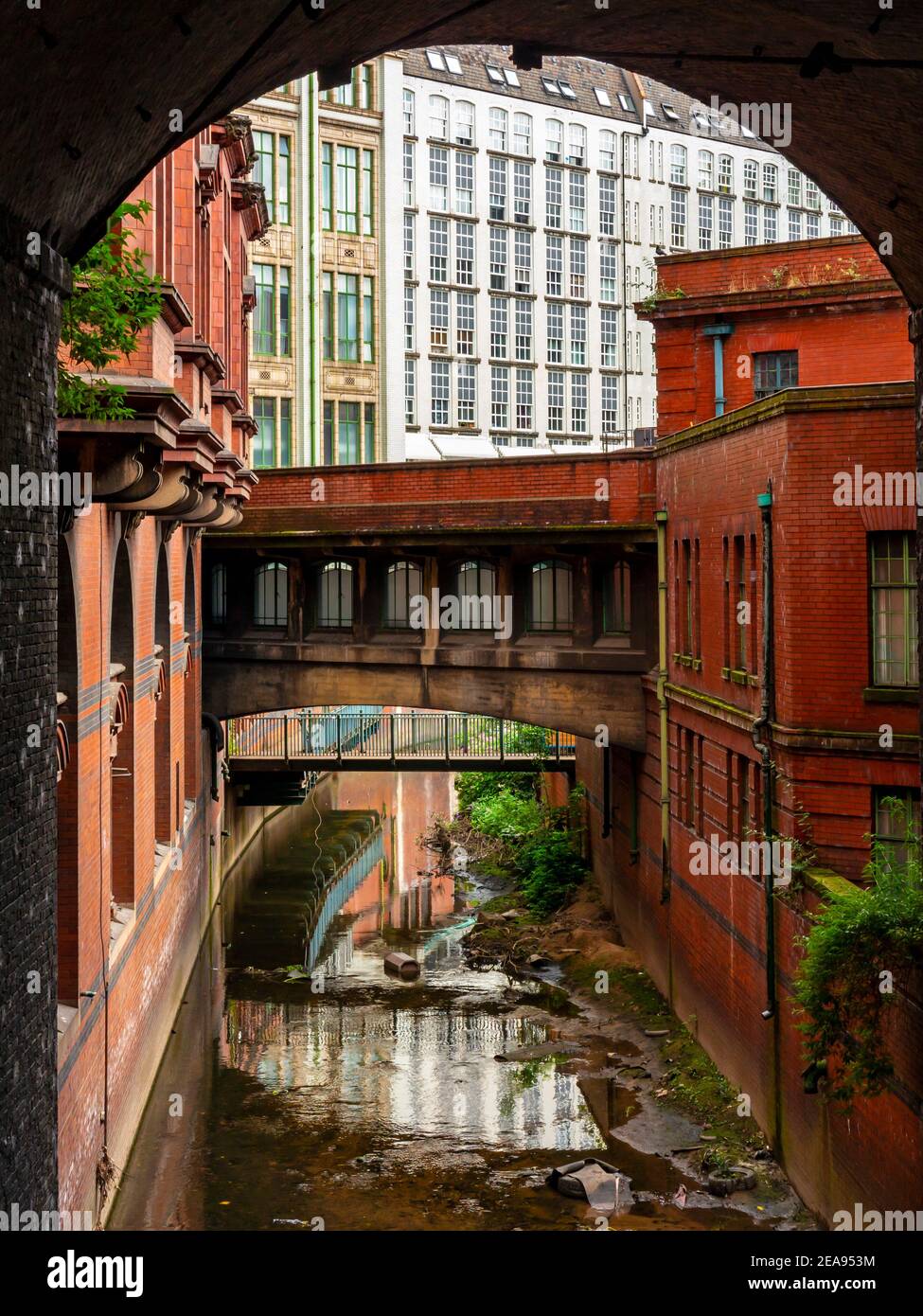 Il fiume Medlock e gli edifici del centro città vicino a Oxford Road A Manchester, Inghilterra, Regno Unito Foto Stock