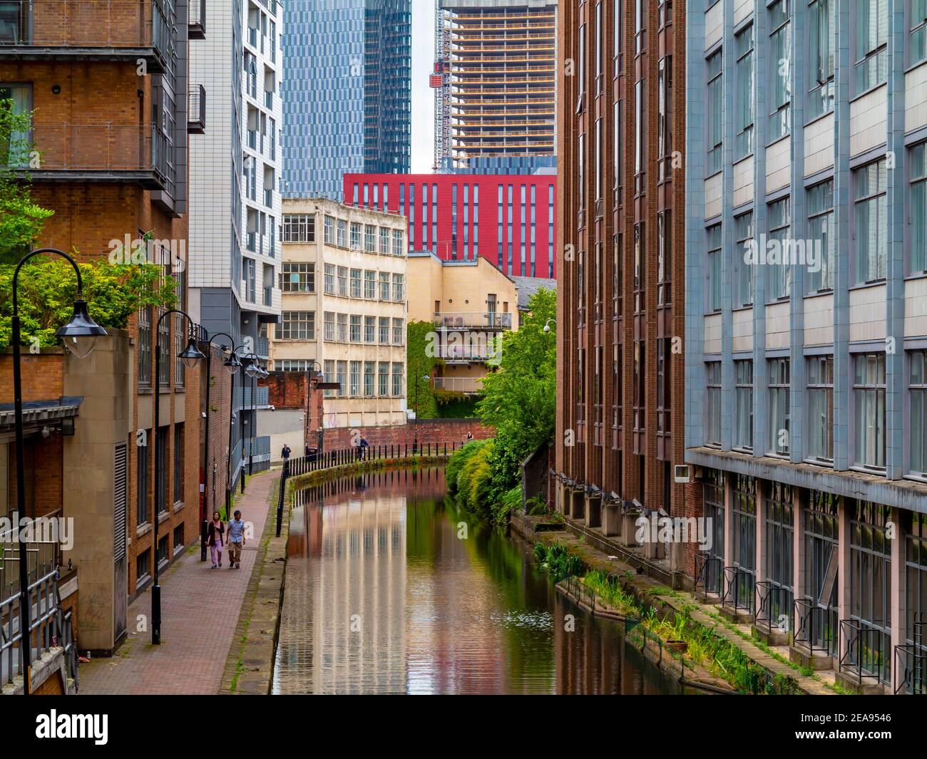 Canal e gli edifici moderni del centro città vicino a Oxford Road in Manchester Inghilterra Regno Unito Foto Stock