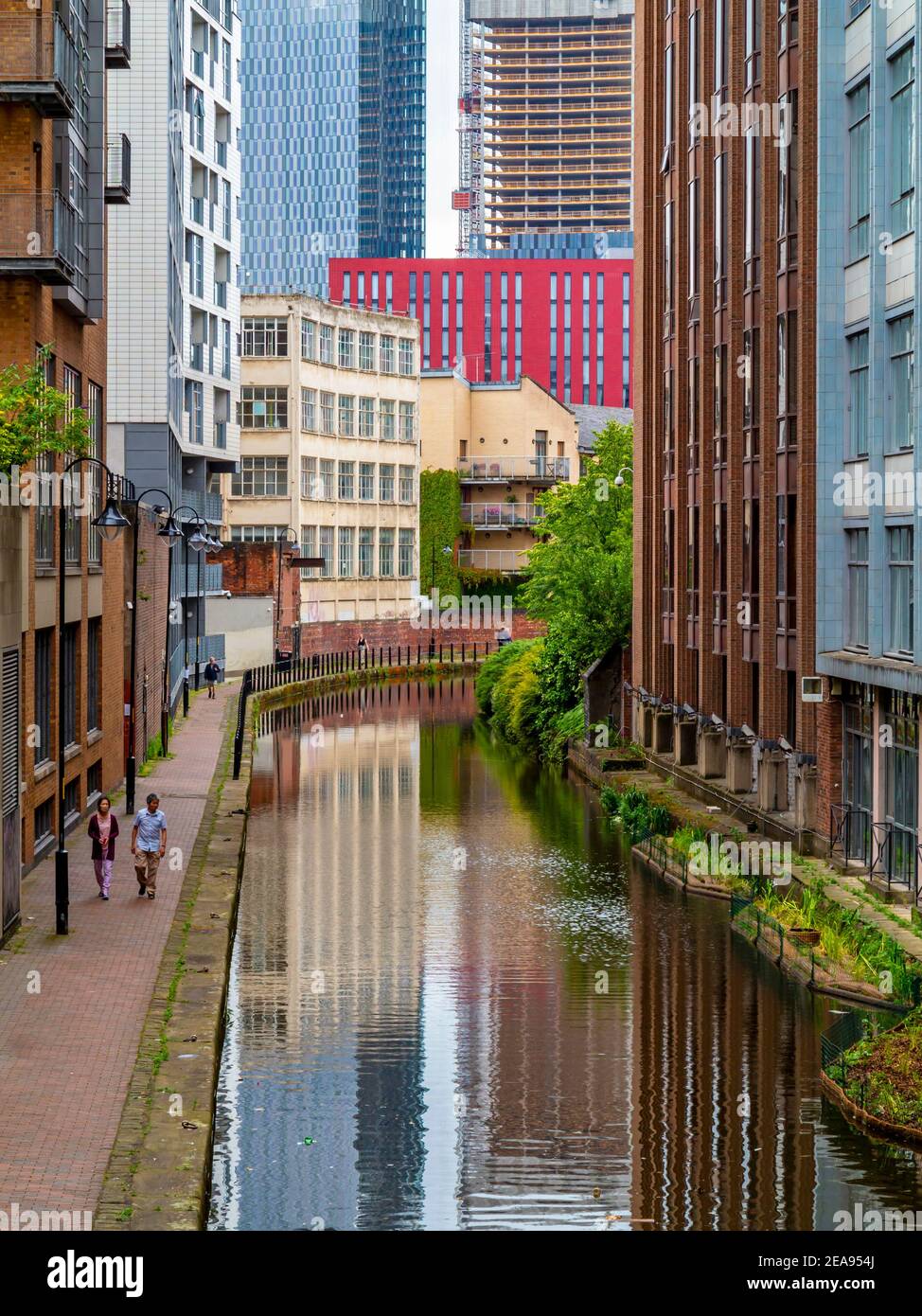 Canal e gli edifici moderni del centro città vicino a Oxford Road in Manchester Inghilterra Regno Unito Foto Stock