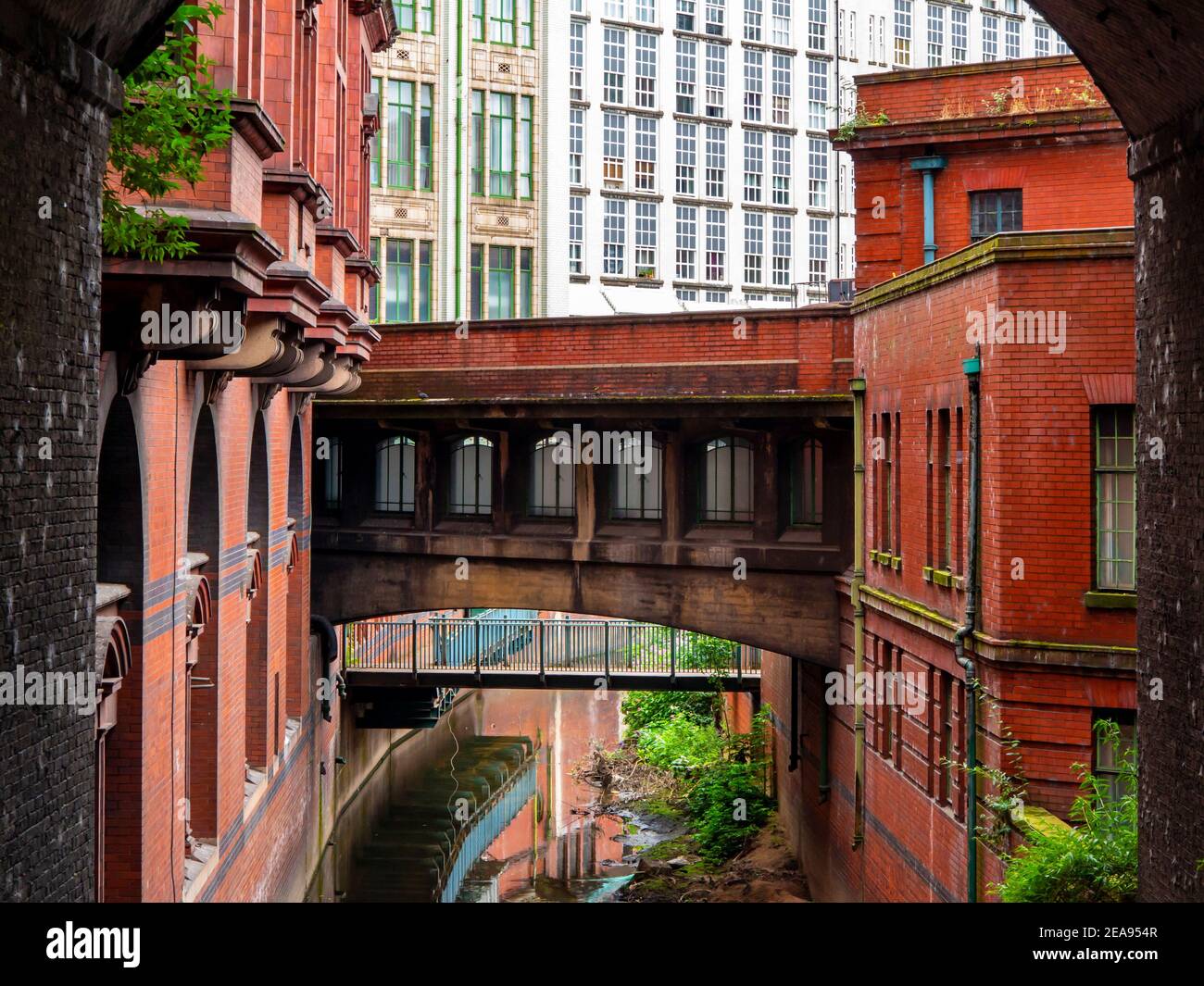 Il fiume Medlock e gli edifici del centro città vicino a Oxford Road A Manchester, Inghilterra, Regno Unito Foto Stock