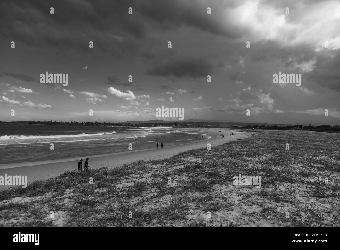 LAGO ILLAWARRA, AUSTRALIA - 30 gennaio 2021: Mono immagine di una spiaggia con un fronte tempesta in arrivo Foto Stock