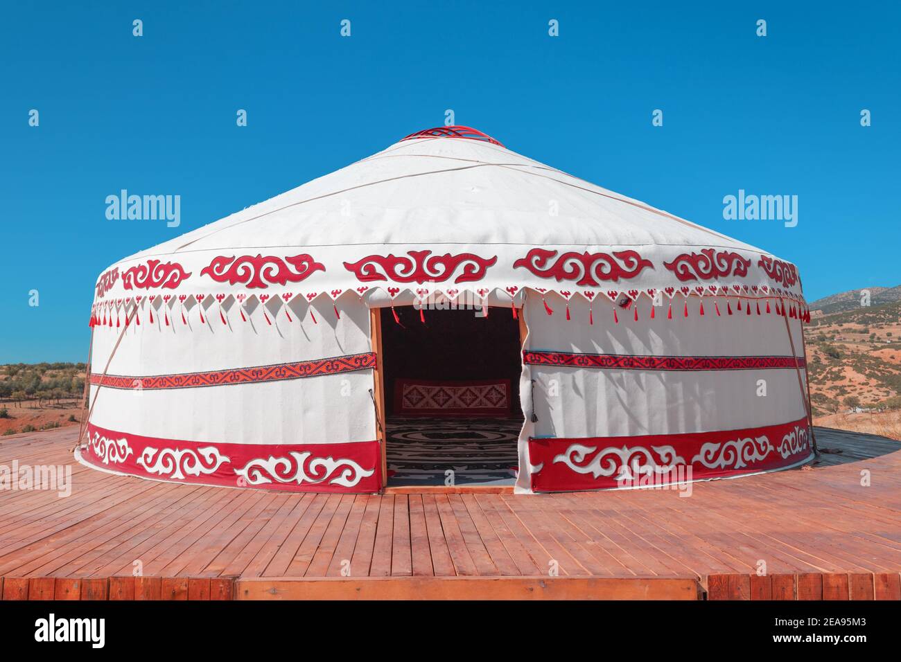 A Yurt è una tenda portatile che occupa un posto centrale nella cultura dei popoli nomadi dell'Asia Centrale. Modelli etnici e folcloristici per arredamento domestico Foto Stock