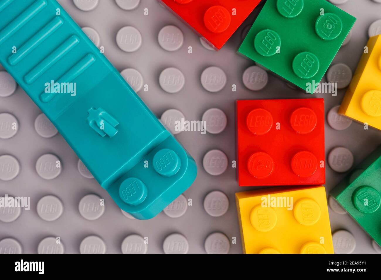 Tambov, Federazione Russa - 17 Gennaio 2021 Lego Teal Brick Separator con alcuni mattoni su piastra di base grigia. Foto Stock