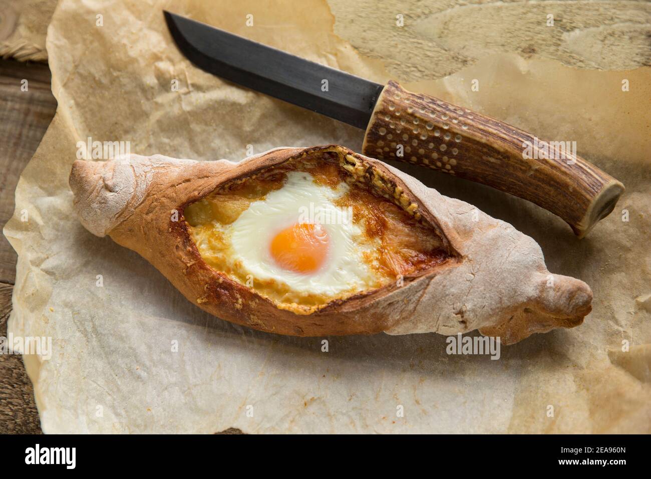 Un esempio fatto in casa di pane al formaggio georgiano. Questo piatto della Georgia, nella regione del Caucaso, presenta un impasto che è stato riempito con formaggio e cotto al forno. Foto Stock