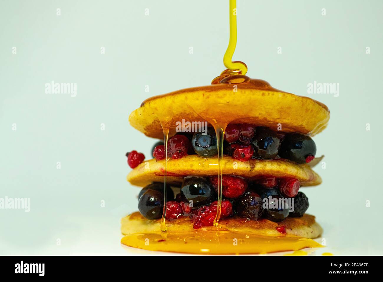 Frittelle con frutti di bosco freschi d'estate, martedì frovino, giorno di Pancak Foto Stock