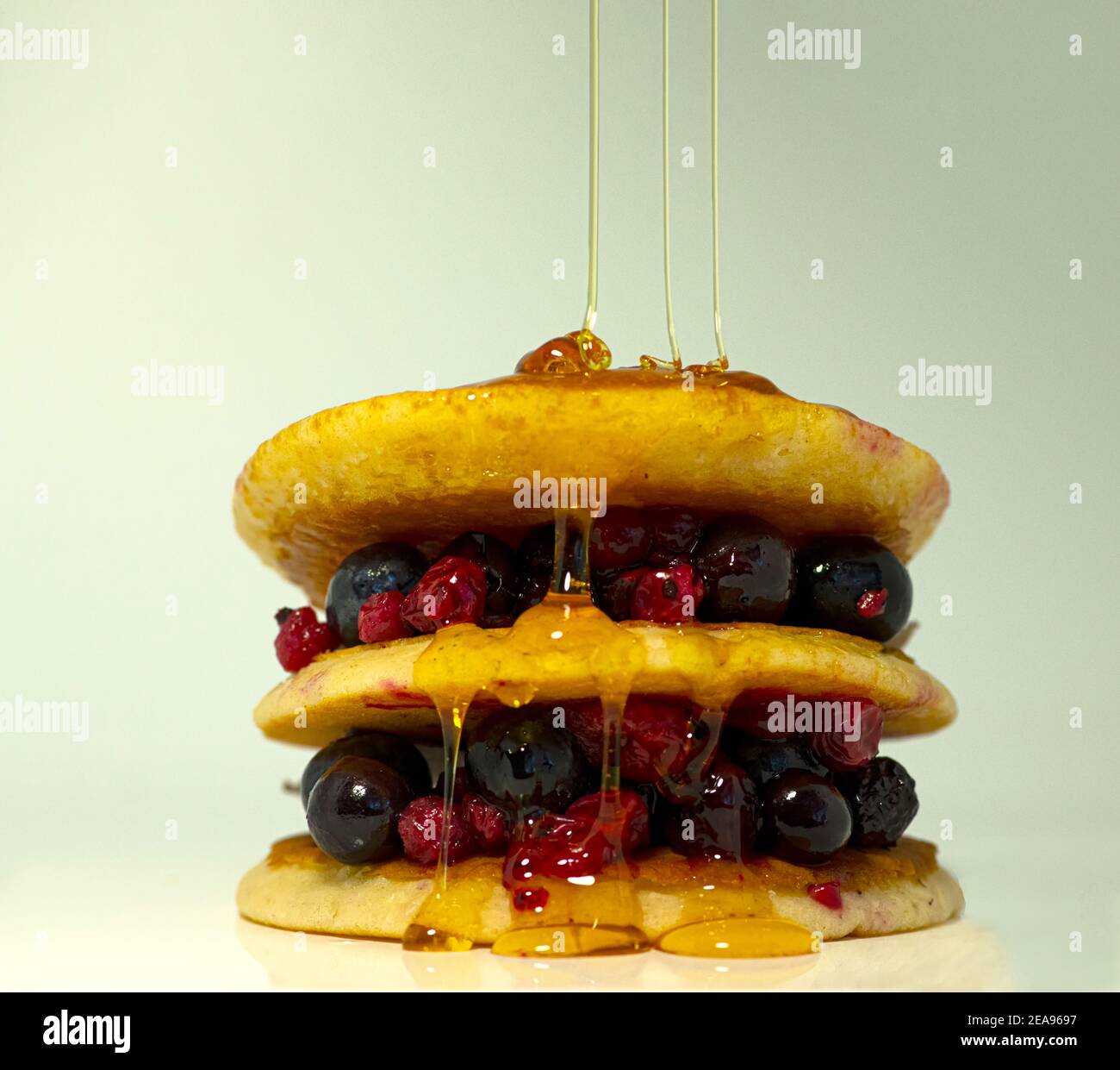 Frittelle dolci, con frutti di bosco freschi d'estate, martedì frovino, giorno di Pancak Foto Stock