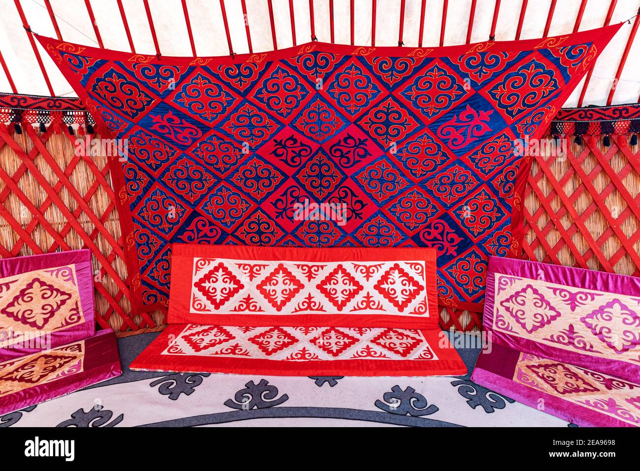 Interno di un Yurt. Si tratta di una tenda portatile casa nella cultura dei popoli nomadi dell'Asia Centrale. Modelli etnici e folcloristici per la decorazione domestica Foto Stock