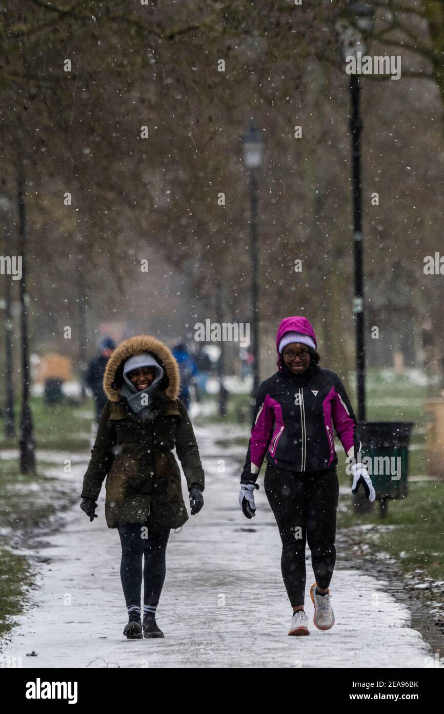 Londra, Regno Unito. 8 Feb 2021. Una fredda giornata innevata sul Clapham Common. E 'abbastanza occupato, nonostante Lockdown 3, come la gente cerca aria fresca e l'esercizio. Credit: Guy Bell/Alamy Live News Foto Stock