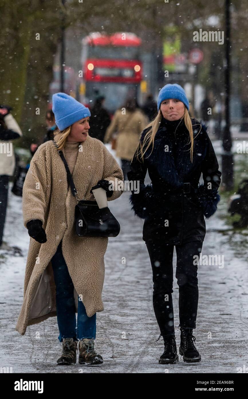 Londra, Regno Unito. 8 Feb 2021. Una fredda giornata innevata sul Clapham Common. E 'abbastanza occupato, nonostante Lockdown 3, come la gente cerca aria fresca e l'esercizio. Credit: Guy Bell/Alamy Live News Foto Stock