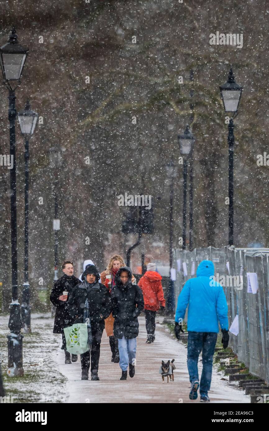 Londra, Regno Unito. 8 Feb 2021. Una fredda giornata innevata sul Clapham Common. E 'abbastanza occupato, nonostante Lockdown 3, come la gente cerca aria fresca e l'esercizio. Credit: Guy Bell/Alamy Live News Foto Stock