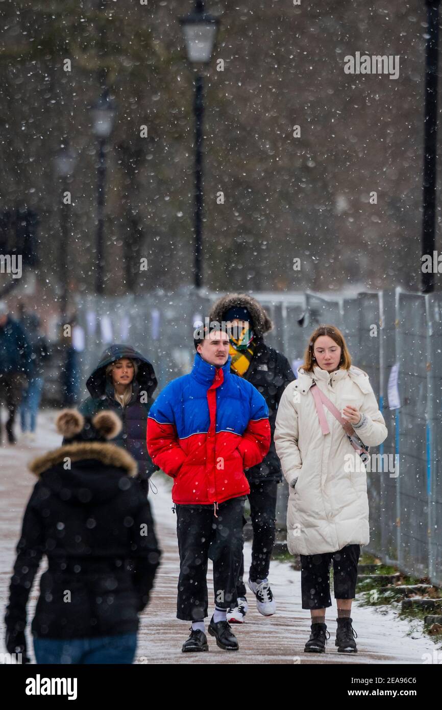 Londra, Regno Unito. 8 Feb 2021. Una fredda giornata innevata sul Clapham Common. E 'abbastanza occupato, nonostante Lockdown 3, come la gente cerca aria fresca e l'esercizio. Credit: Guy Bell/Alamy Live News Foto Stock