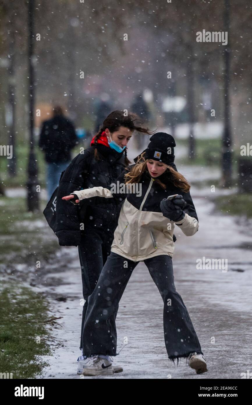 Londra, Regno Unito. 8 Feb 2021. Una fredda giornata innevata sul Clapham Common. E 'abbastanza occupato, nonostante Lockdown 3, come la gente cerca aria fresca e l'esercizio. Credit: Guy Bell/Alamy Live News Foto Stock