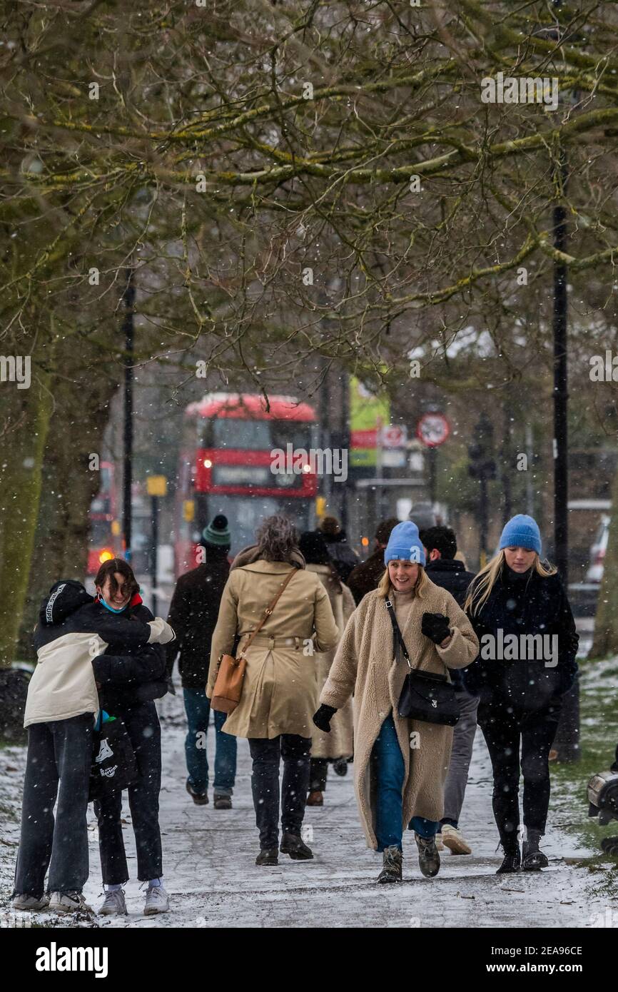 Londra, Regno Unito. 8 Feb 2021. Una fredda giornata innevata sul Clapham Common. E 'abbastanza occupato, nonostante Lockdown 3, come la gente cerca aria fresca e l'esercizio. Credit: Guy Bell/Alamy Live News Foto Stock