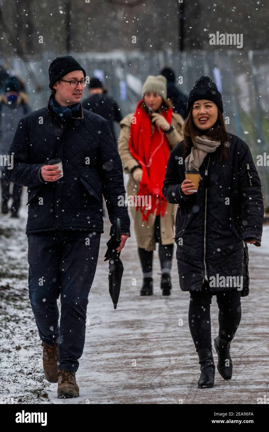 Londra, Regno Unito. 8 Feb 2021. Una fredda giornata innevata sul Clapham Common. E 'abbastanza occupato, nonostante Lockdown 3, come la gente cerca aria fresca e l'esercizio. Credit: Guy Bell/Alamy Live News Foto Stock