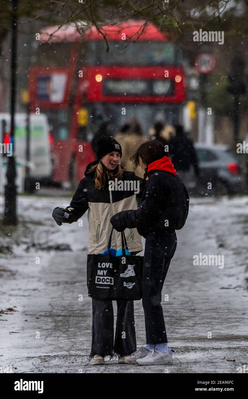 Londra, Regno Unito. 8 Feb 2021. Love my Docs - UNA giornata fredda innevata su Clapham Common. E 'abbastanza occupato, nonostante Lockdown 3, come la gente cerca aria fresca e l'esercizio. Credit: Guy Bell/Alamy Live News Foto Stock