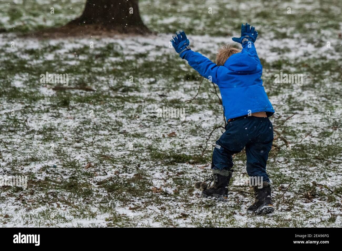 Londra, Regno Unito. 8 Feb 2021. Una fredda giornata innevata sul Clapham Common. E 'abbastanza occupato, nonostante Lockdown 3, come la gente cerca aria fresca e l'esercizio. Credit: Guy Bell/Alamy Live News Foto Stock