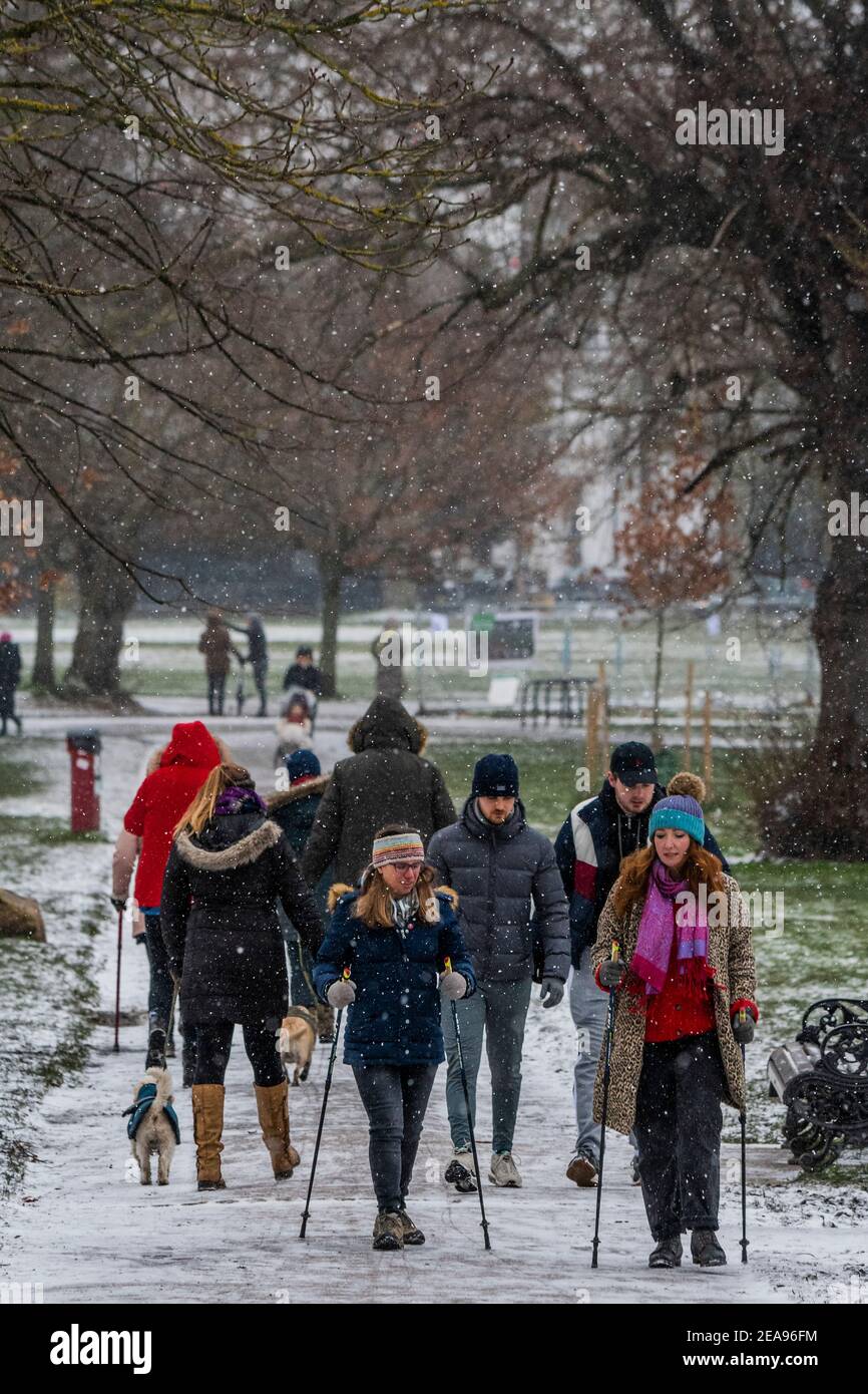 Londra, Regno Unito. 8 Feb 2021. Una fredda giornata innevata sul Clapham Common. E 'abbastanza occupato, nonostante Lockdown 3, come la gente cerca aria fresca e l'esercizio. Credit: Guy Bell/Alamy Live News Foto Stock