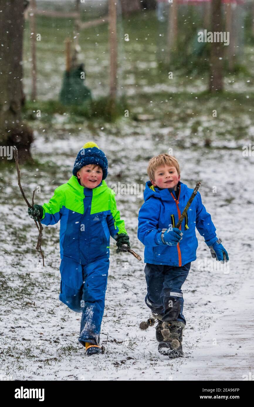 Londra, Regno Unito. 8 Feb 2021. Una fredda giornata innevata sul Clapham Common. E 'abbastanza occupato, nonostante Lockdown 3, come la gente cerca aria fresca e l'esercizio. Credit: Guy Bell/Alamy Live News Foto Stock