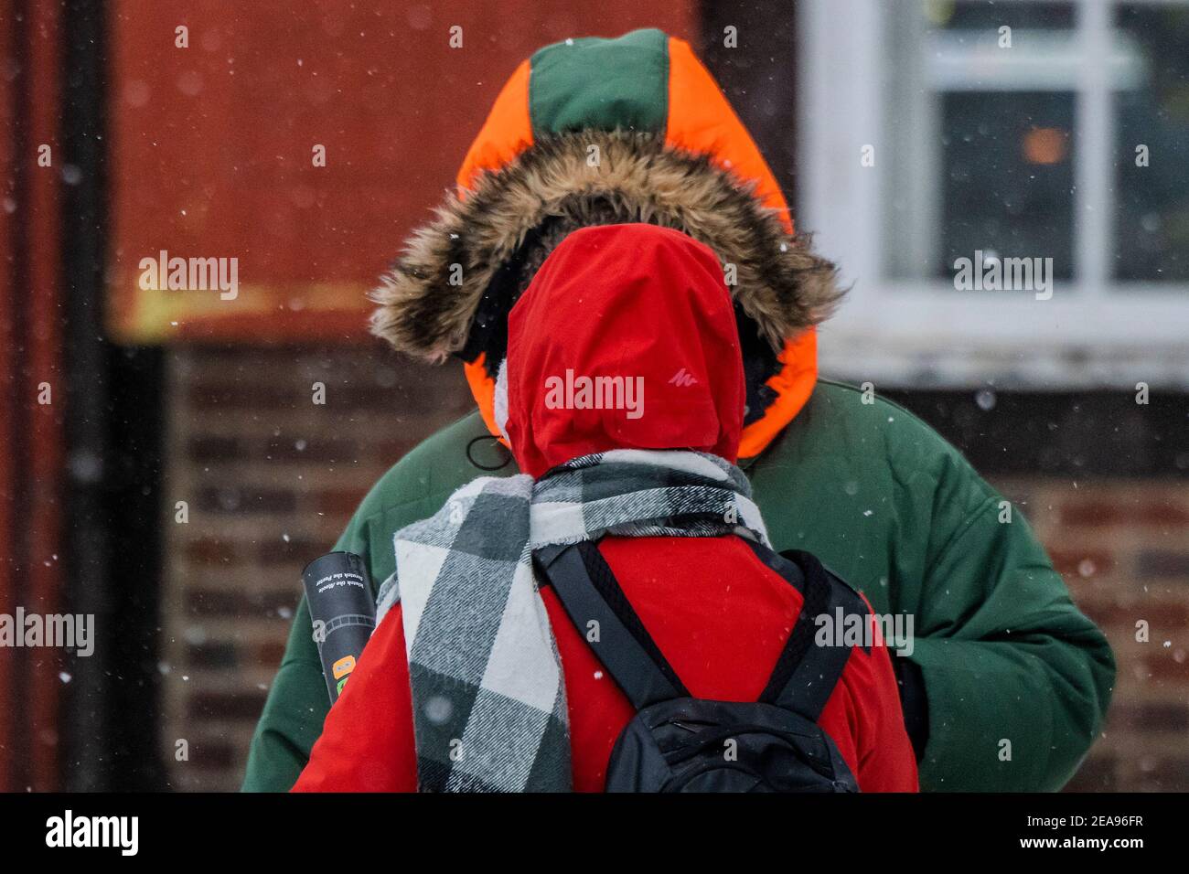 Londra, Regno Unito. 8 Feb 2021. Una fredda giornata innevata sul Clapham Common. E 'abbastanza occupato, nonostante Lockdown 3, come la gente cerca aria fresca e l'esercizio. Credit: Guy Bell/Alamy Live News Foto Stock