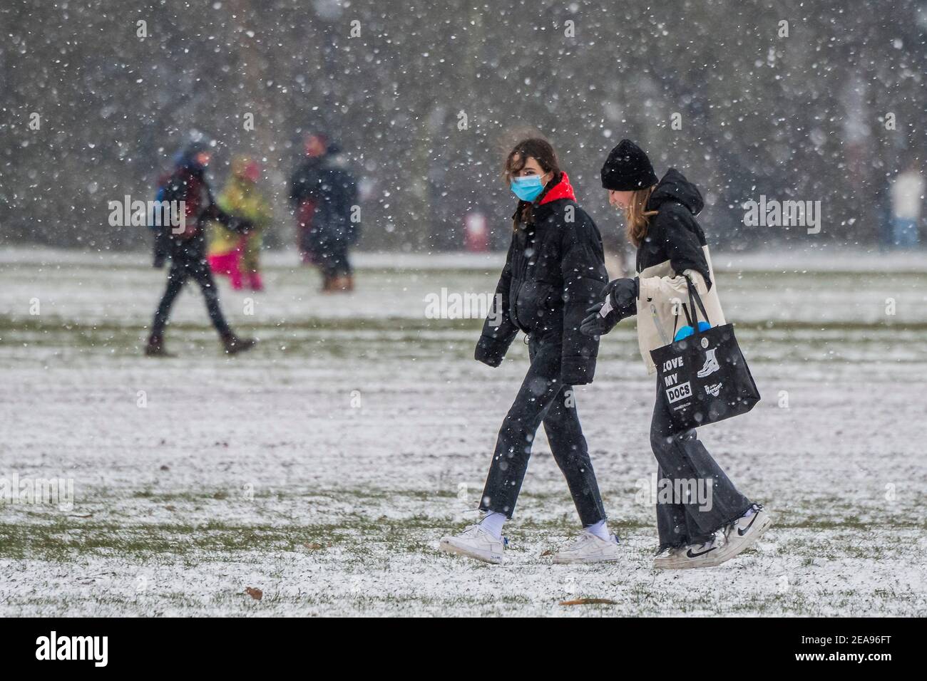 Londra, Regno Unito. 8 Feb 2021. Love my Docs - UNA giornata fredda innevata su Clapham Common. E 'abbastanza occupato, nonostante Lockdown 3, come la gente cerca aria fresca e l'esercizio. Credit: Guy Bell/Alamy Live News Foto Stock