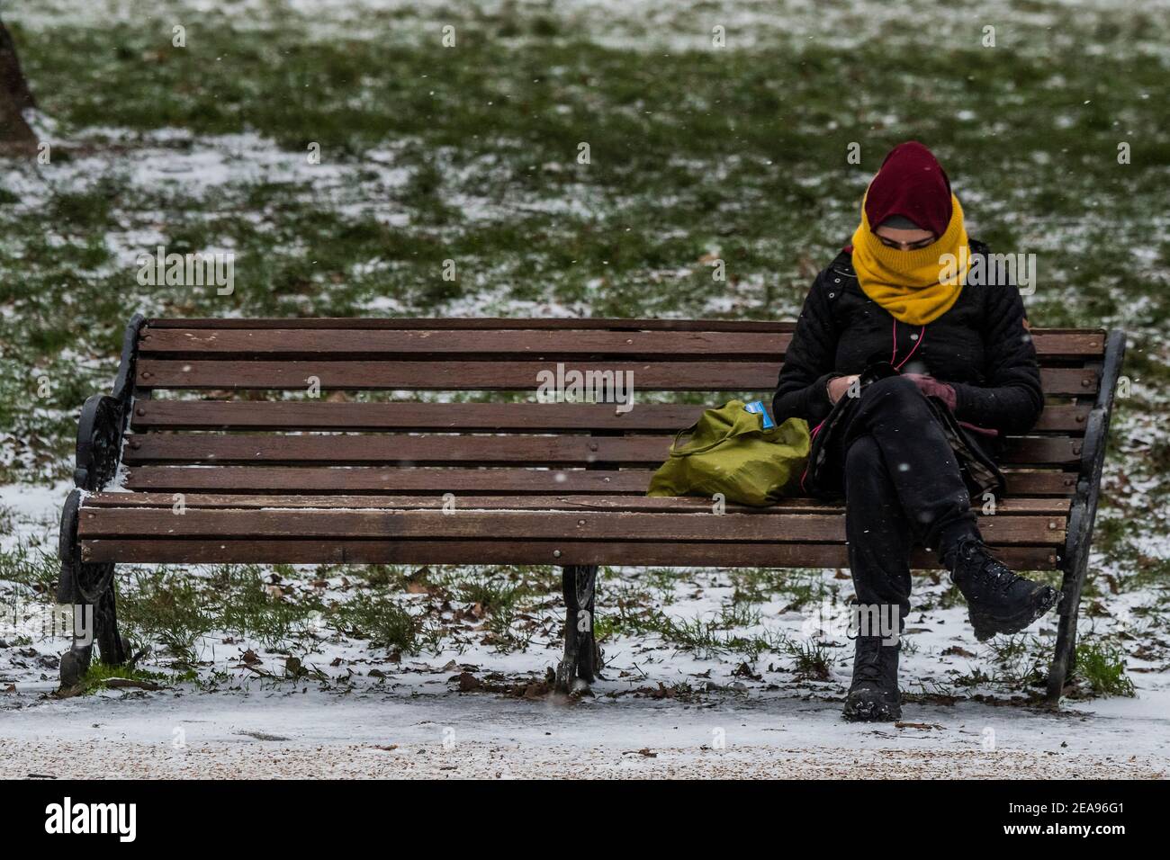Londra, Regno Unito. 8 Feb 2021. Una fredda giornata innevata sul Clapham Common. E 'abbastanza occupato, nonostante Lockdown 3, come la gente cerca aria fresca e l'esercizio. Credit: Guy Bell/Alamy Live News Foto Stock